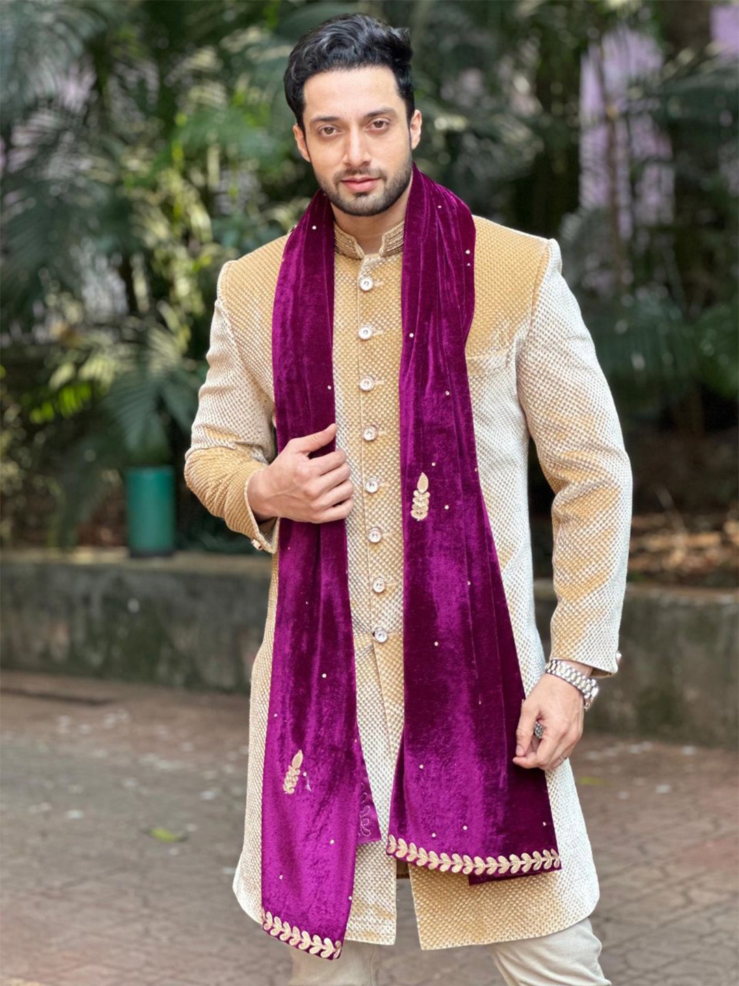 

Dupatta Bazaar Men Floral Embroidered Velvet Dupatta With Gotta Patti, Purple