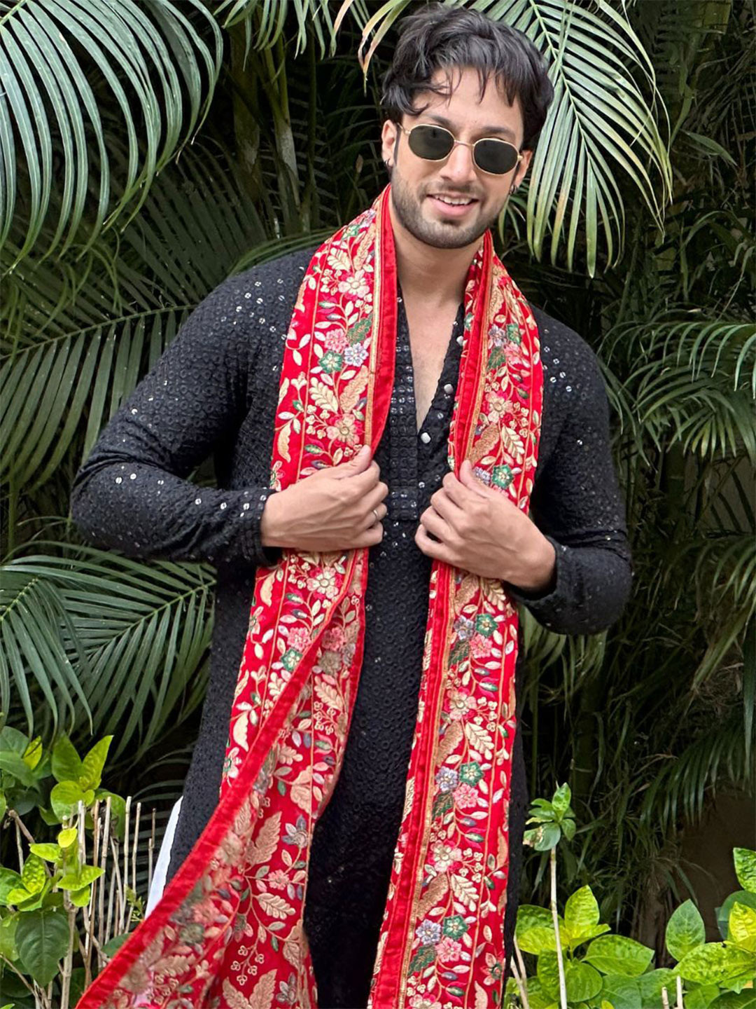 

Dupatta Bazaar Men Floral Embroidered Sequinned Georgette Dupatta, Red