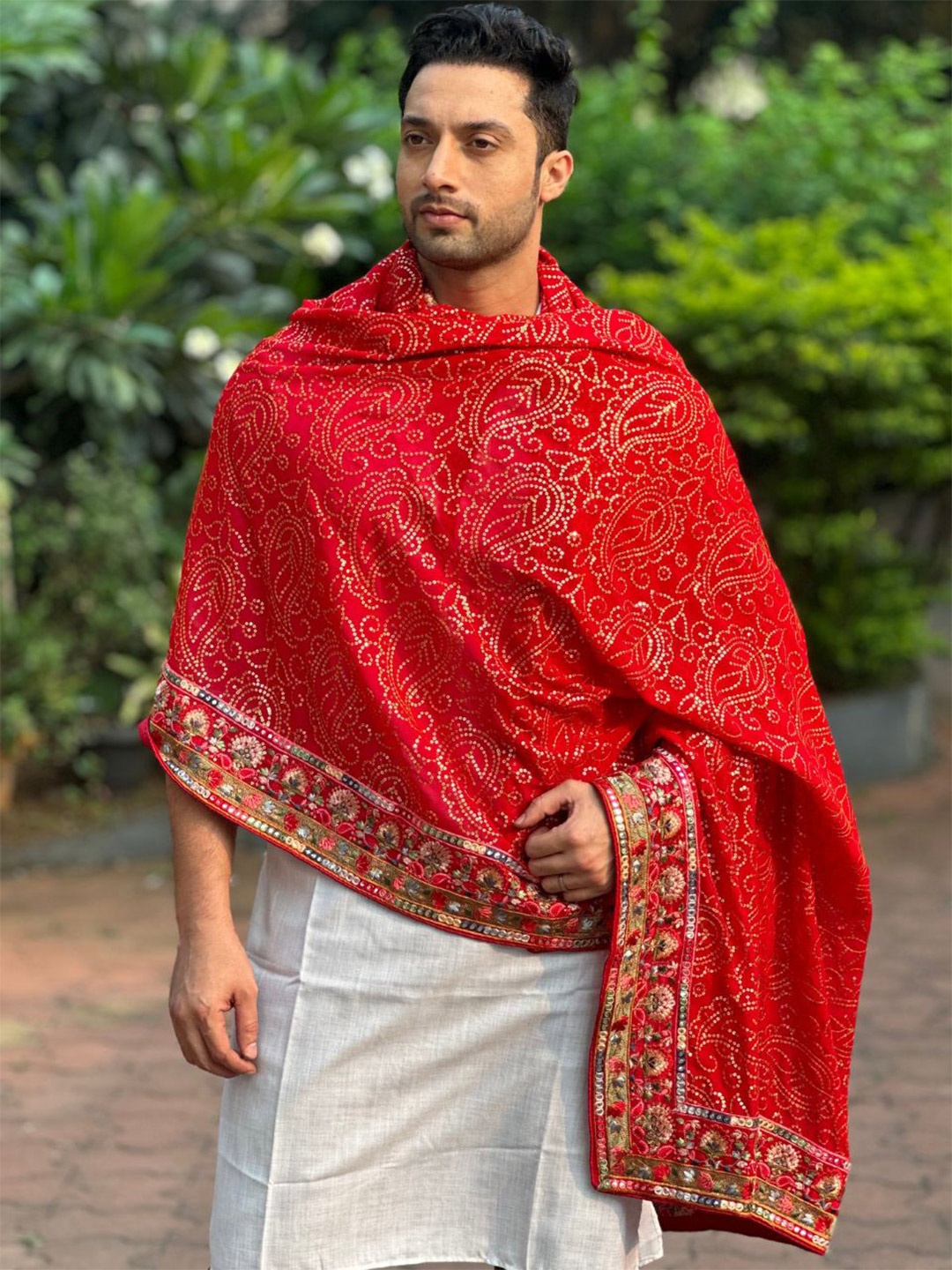

Dupatta Bazaar Men Paisley Embroidered Georgette Dupatta With Sequinned, Red
