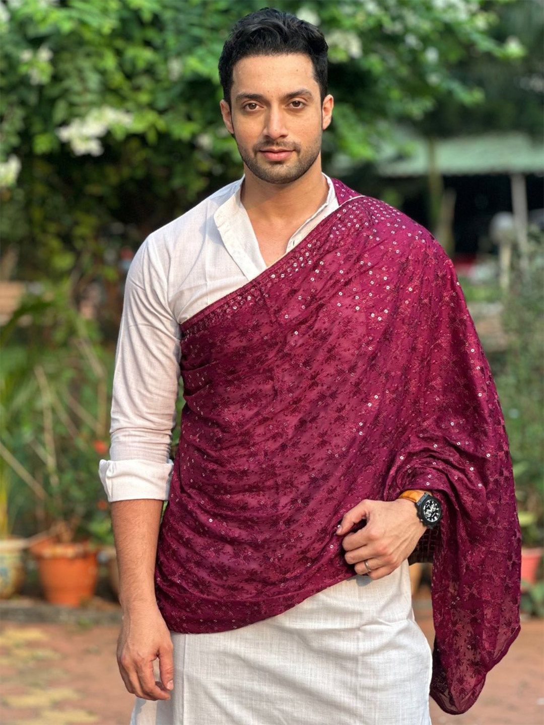 

Dupatta Bazaar Men Burgundy Ethnic Motifs Embroidered Dupatta with Phulkari
