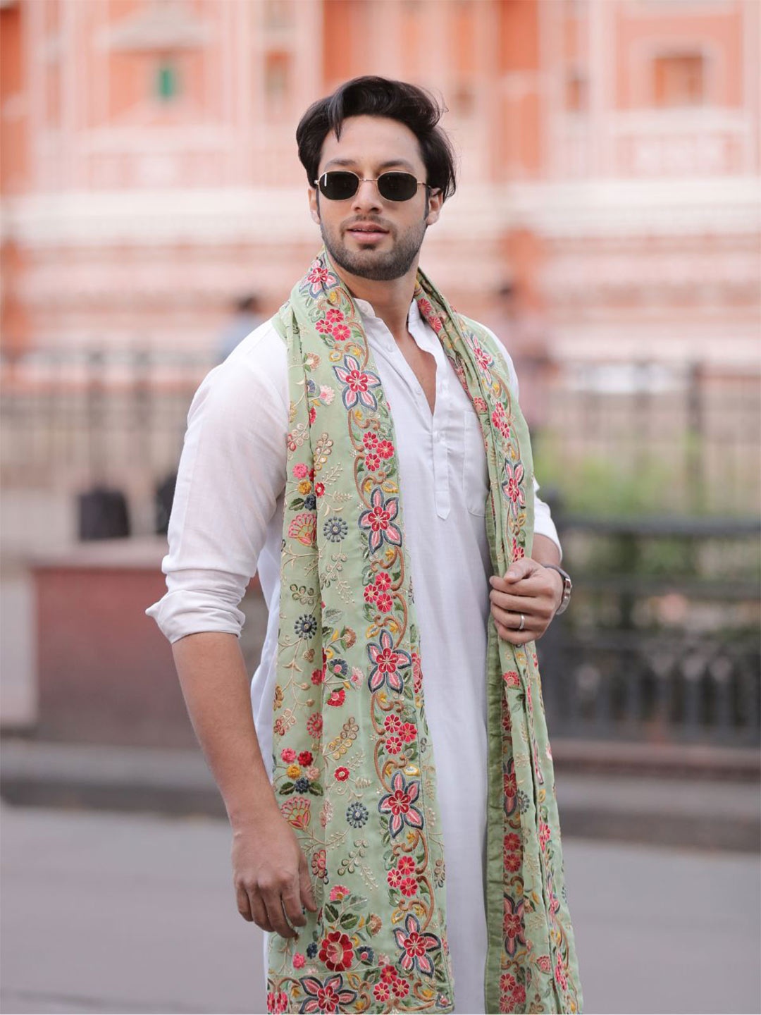 

Dupatta Bazaar Men Green & Multicoloured Embroidered Dupatta with Thread Work