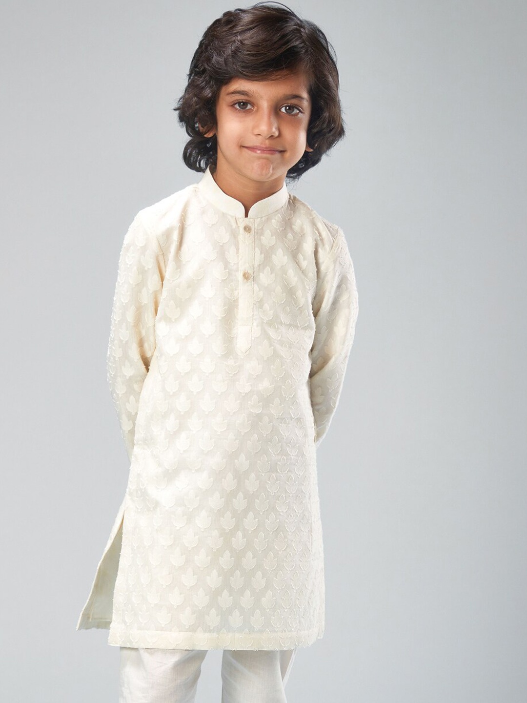 

BAL BACHCHE Boys Ethnic Motif Woven Design Chanderi Silk Kurta with Pyjamas, Off white
