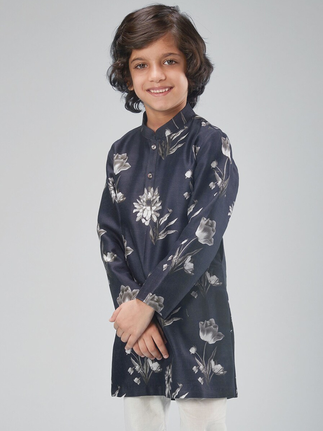 

BAL BACHCHE Boys Floral Printed Chanderi Silk Kurta with Pyjamas, Black