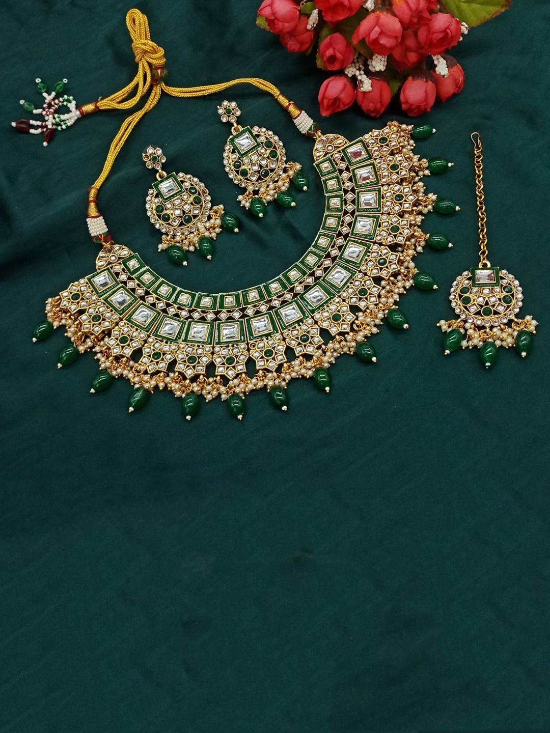 

AASHISH IMITATION Gold-Plated Kundan Studded & Beaded Jewellery Set