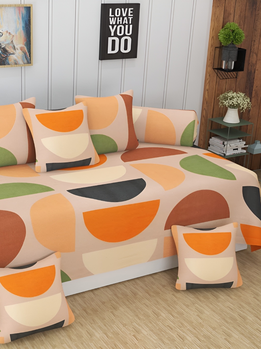 

CHHILAKIYA Peach & Orange 8 Pcs Geometric Printed Glace Cotton Diwan Set
