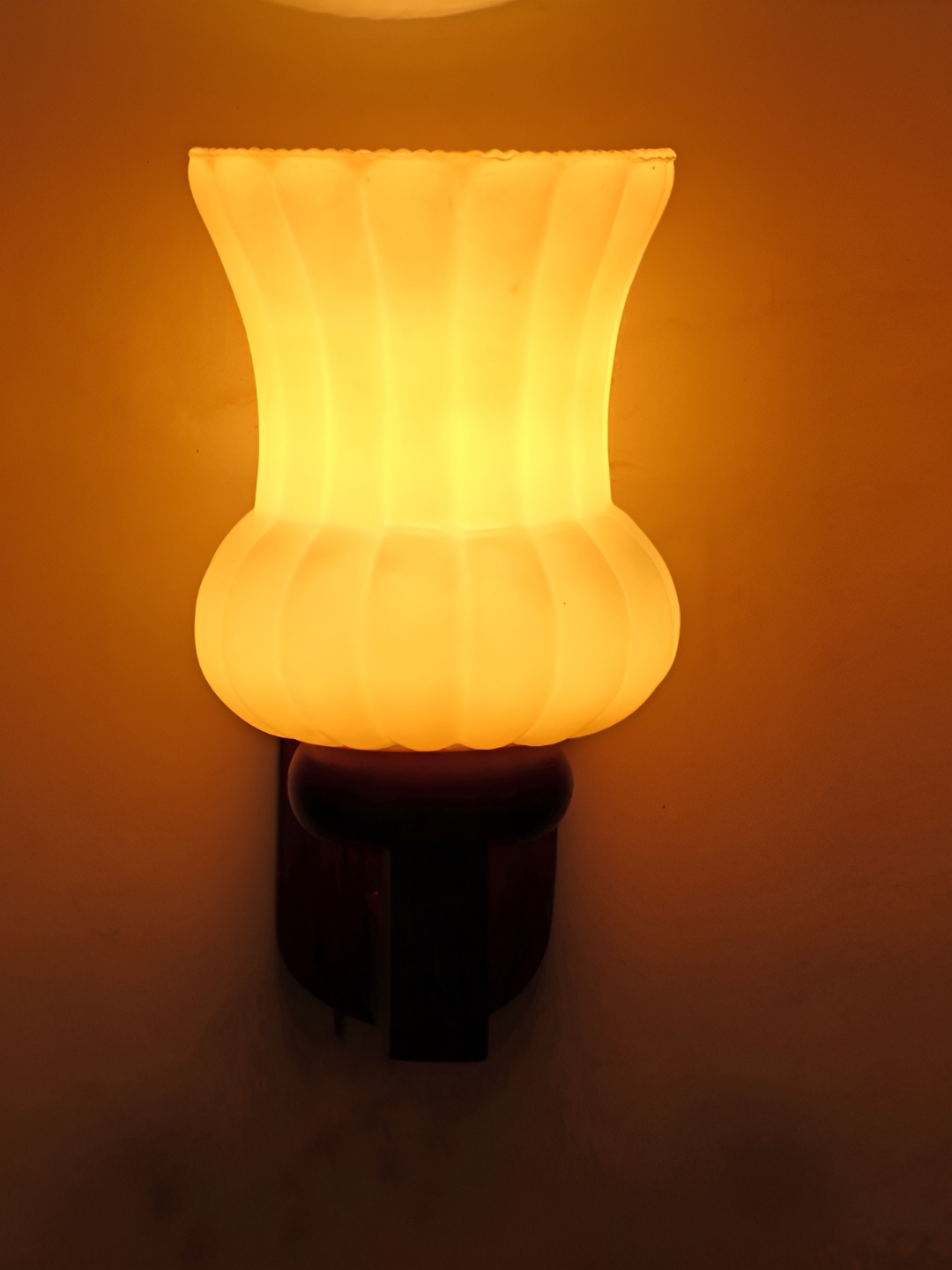 

Afast Brown & White Abstract Shaped Glass Wall Lamp