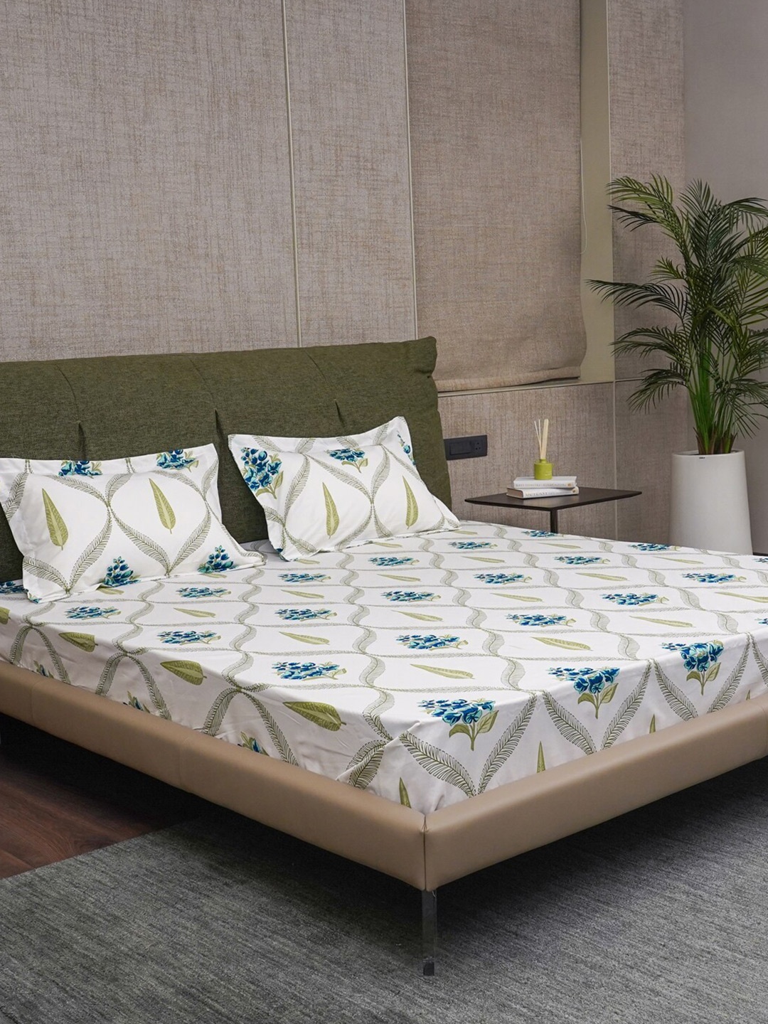 

URBAN SPACE Blue & White Floral Cotton 200 TC King Bedsheet with 2 Pillow Covers