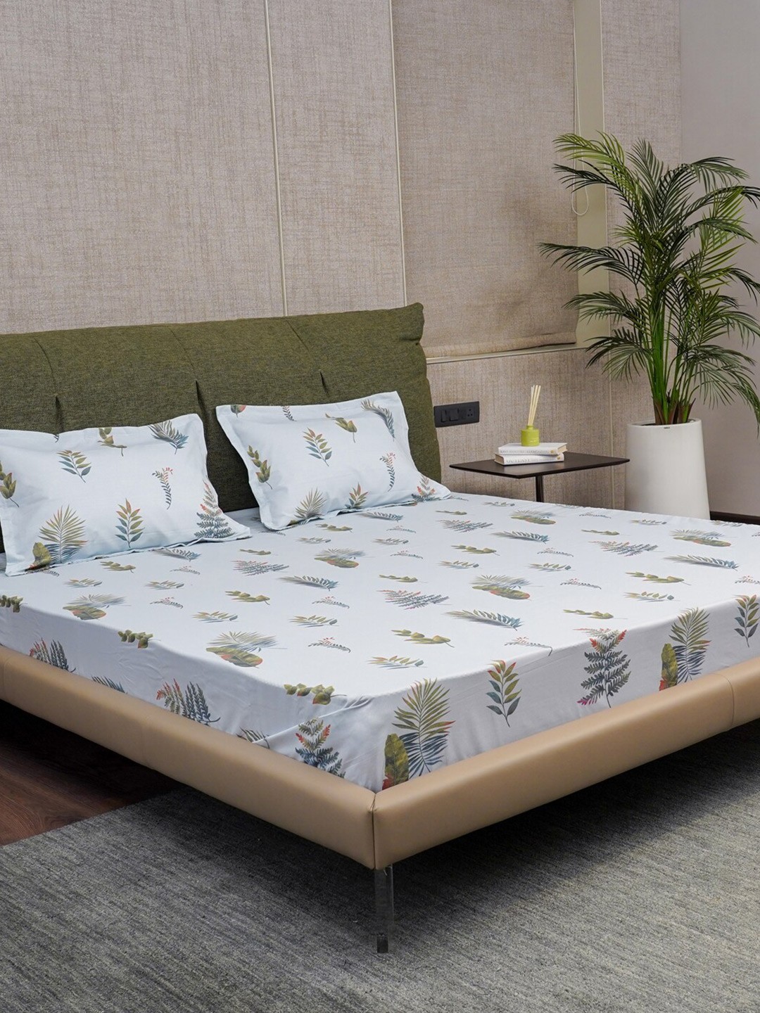 

URBAN SPACE Blue & White Floral Cotton 200 TC Queen Bedsheet with 2 Pillow Covers
