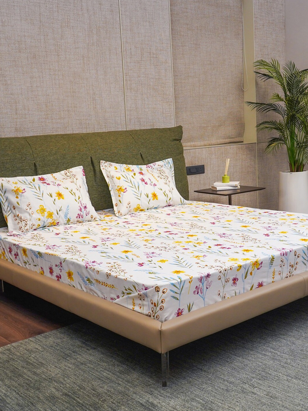 

URBAN SPACE Yellow & White Printed Fitted Cotton 200 TC King Bedsheet With 2 Pillow Covers