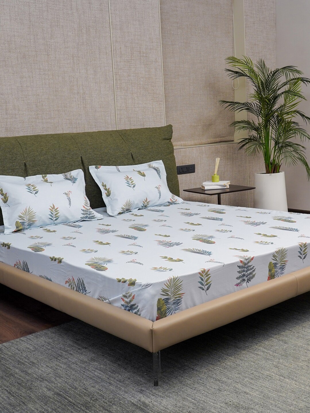 

URBAN SPACE Blue & Brown Floral Printed Cotton 200 TC King Bedsheet With 2 Pillow Covers