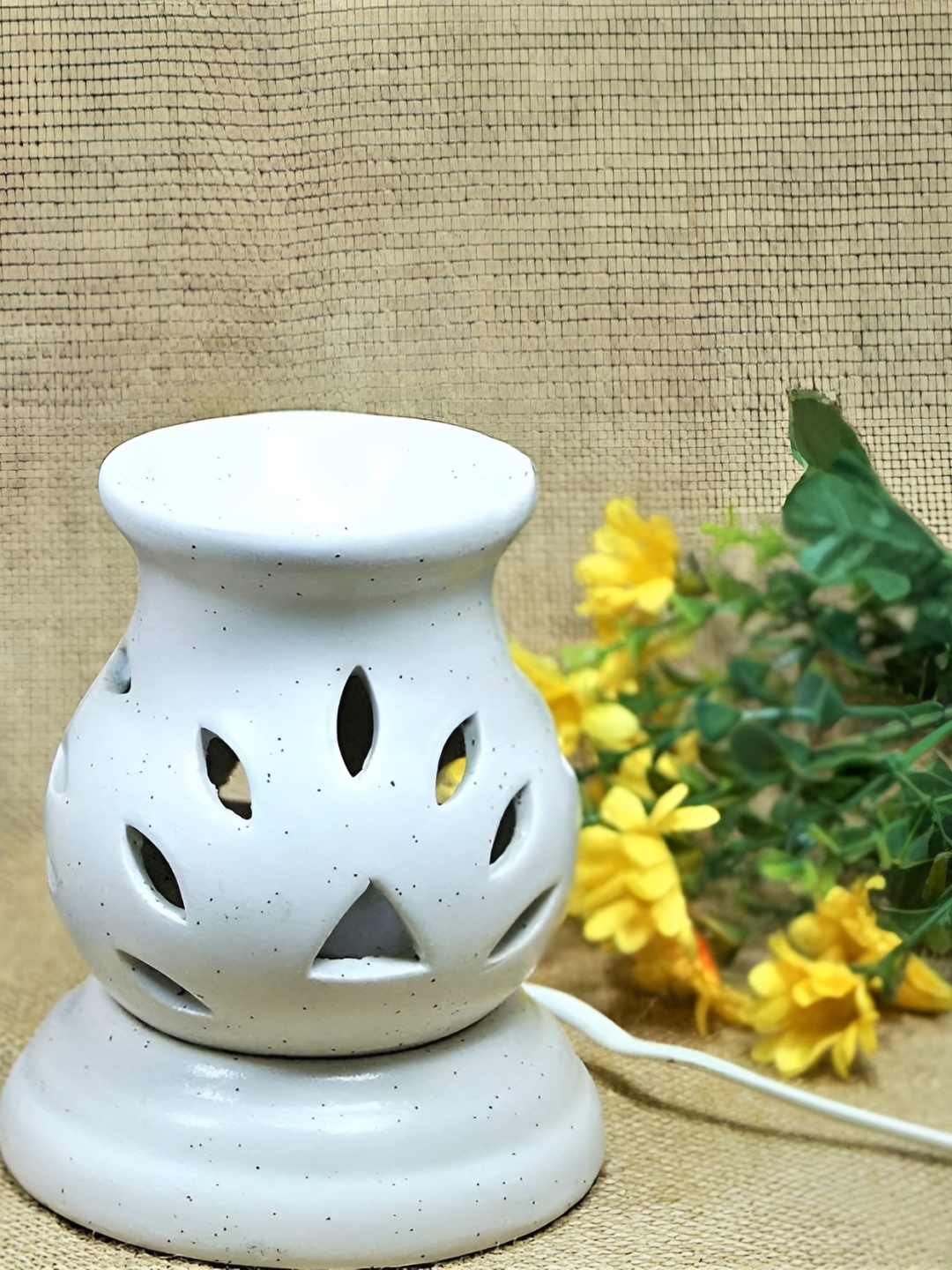 

Shree Murti White Ceramic Aroma Oil Diffuser 10 ml