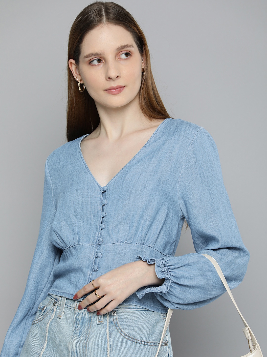 

Levis Solid V-Neck Smocked Shirt Style Crop Top, Blue