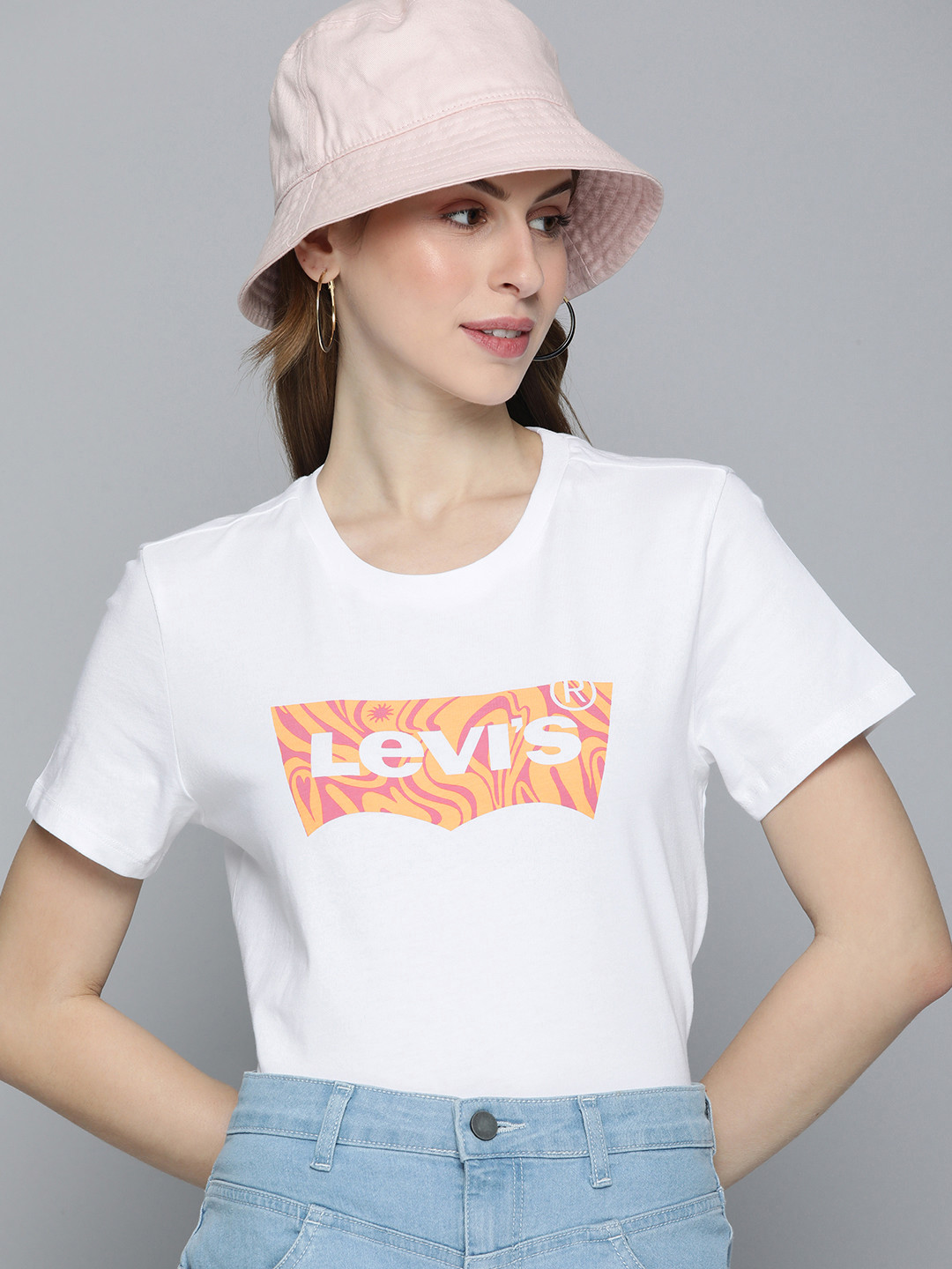 

Levis Pure Cotton Brand Logo Printed Casual T-shirt, White