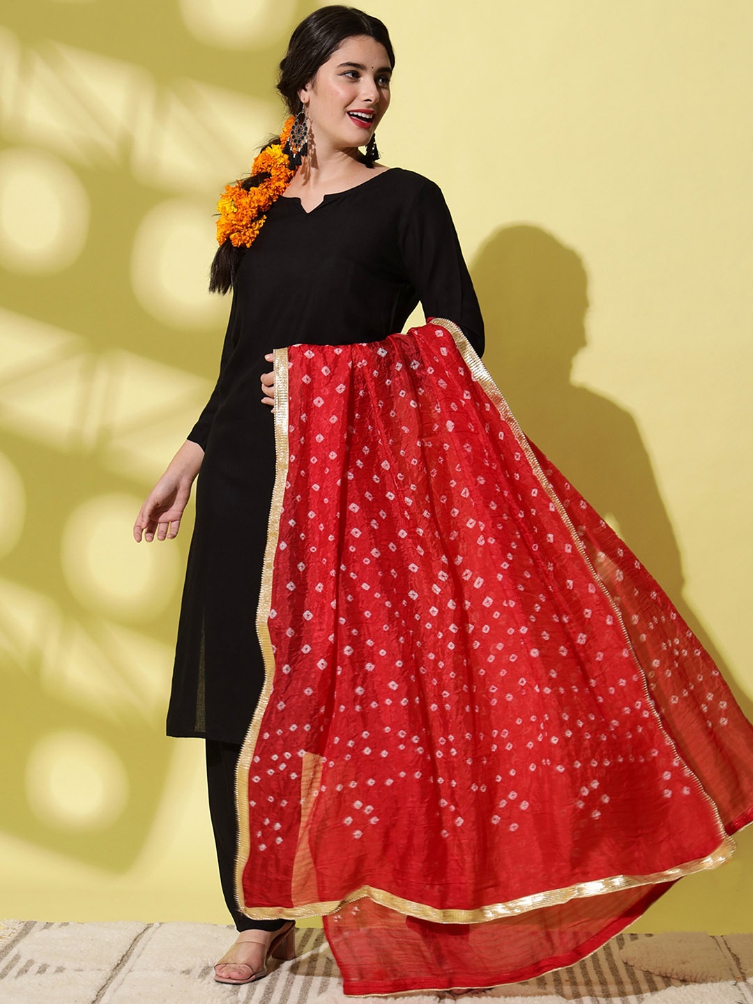 

AAYUMI Notched Neck Kurta With Pyjama & Bandhani Dupatta, Black