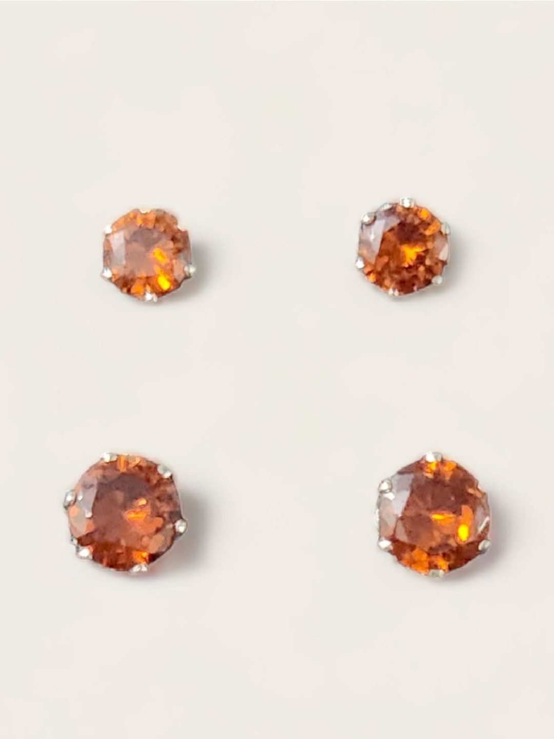 

Goldnera Set Of 2 Circular Studs, Red
