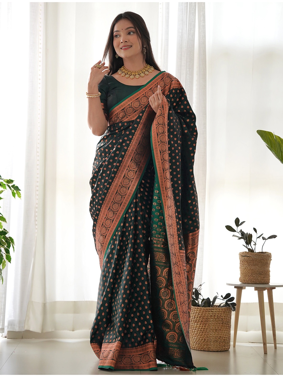 

ALMAARI FASHION Ethnic Motifs Satin Silk Kanjeevaram Saree, Green