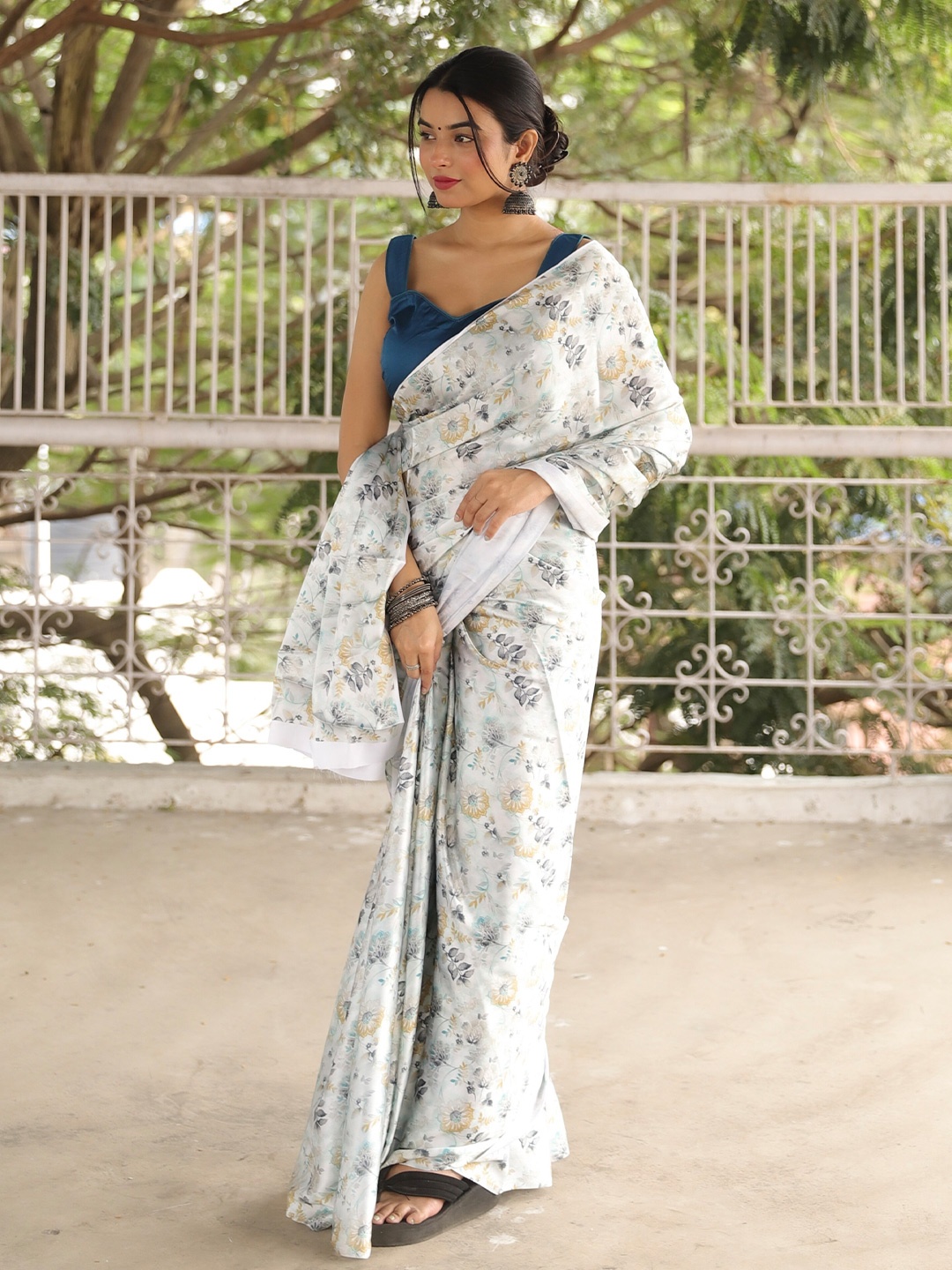 

VEECHIS Floral Satin Saree, Grey