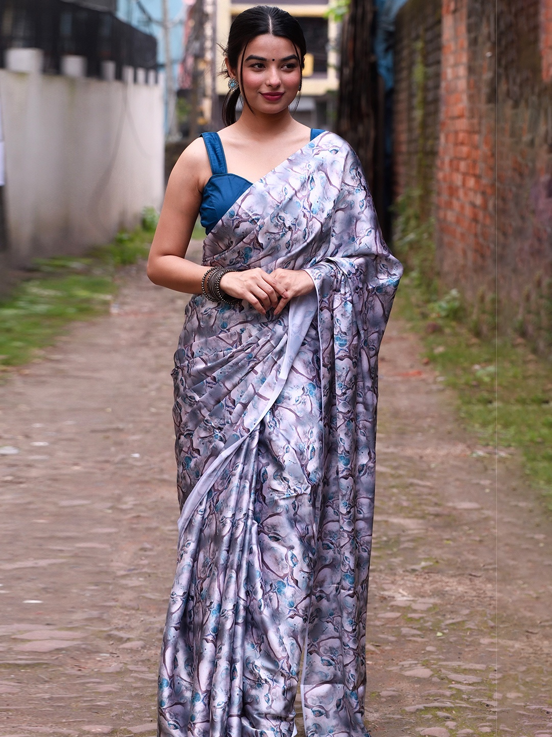 

VEECHIS Marble Printed Japan Satin Silk Saree, Grey