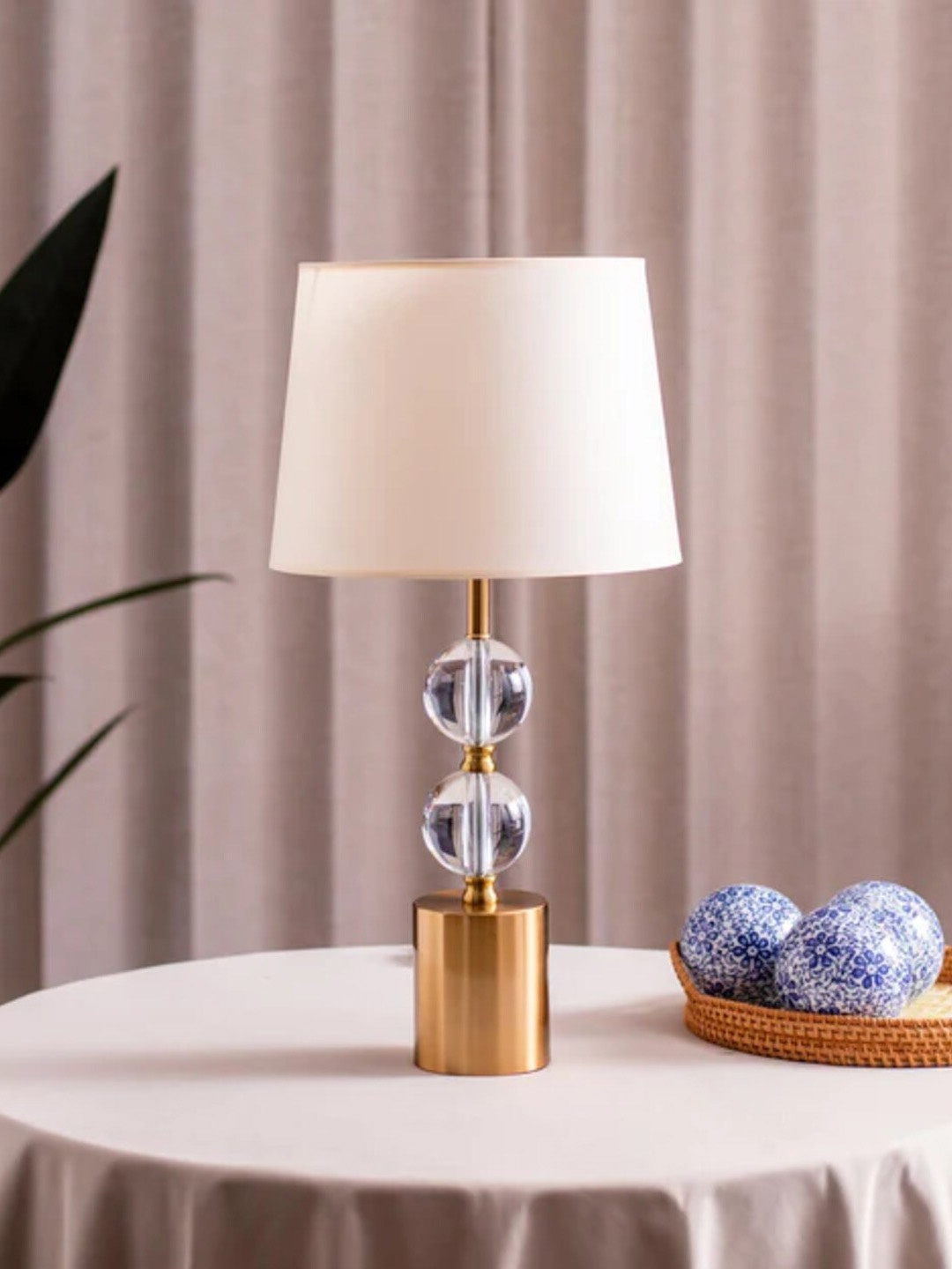 

THEDECORKART White Metal Contemporary Frusturical Shaped Table Lamp
