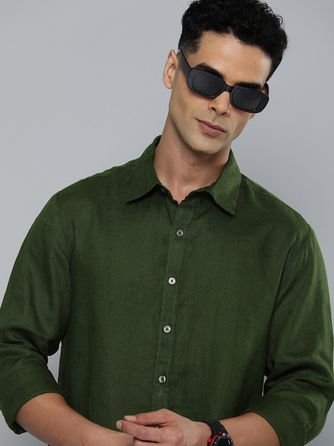 

Levis Pure Linen Self Design Textured Slim Fit Opaque Casual Shirt, Green