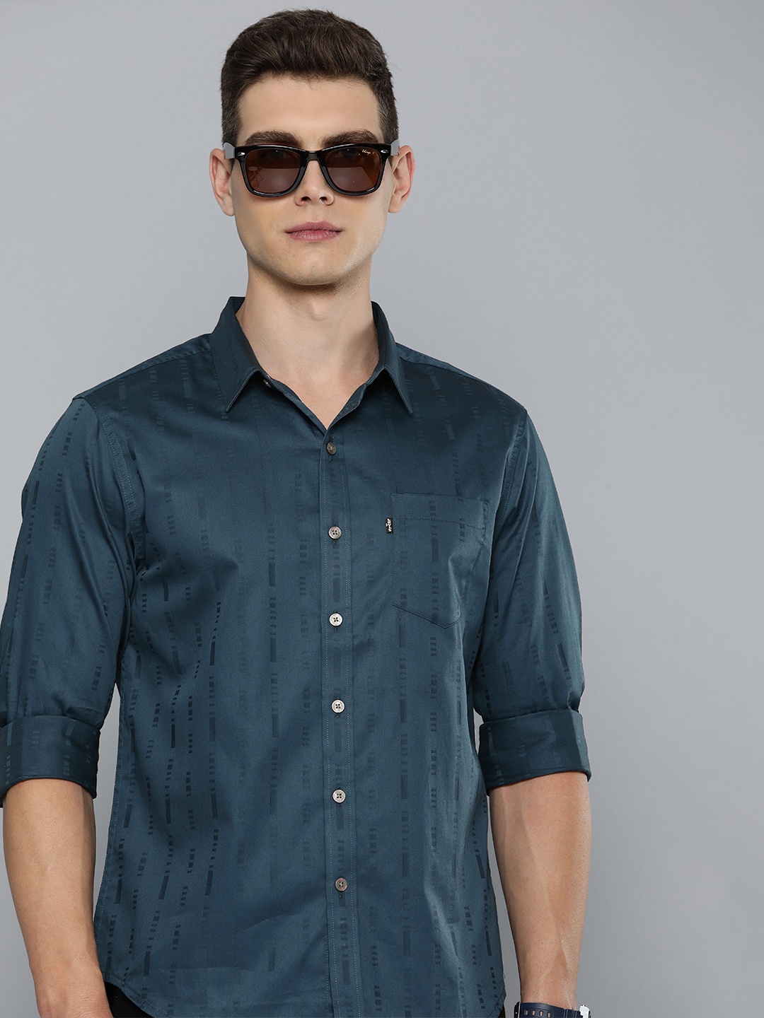 

Levis Men Slim Fit Casual Shirt, Navy blue