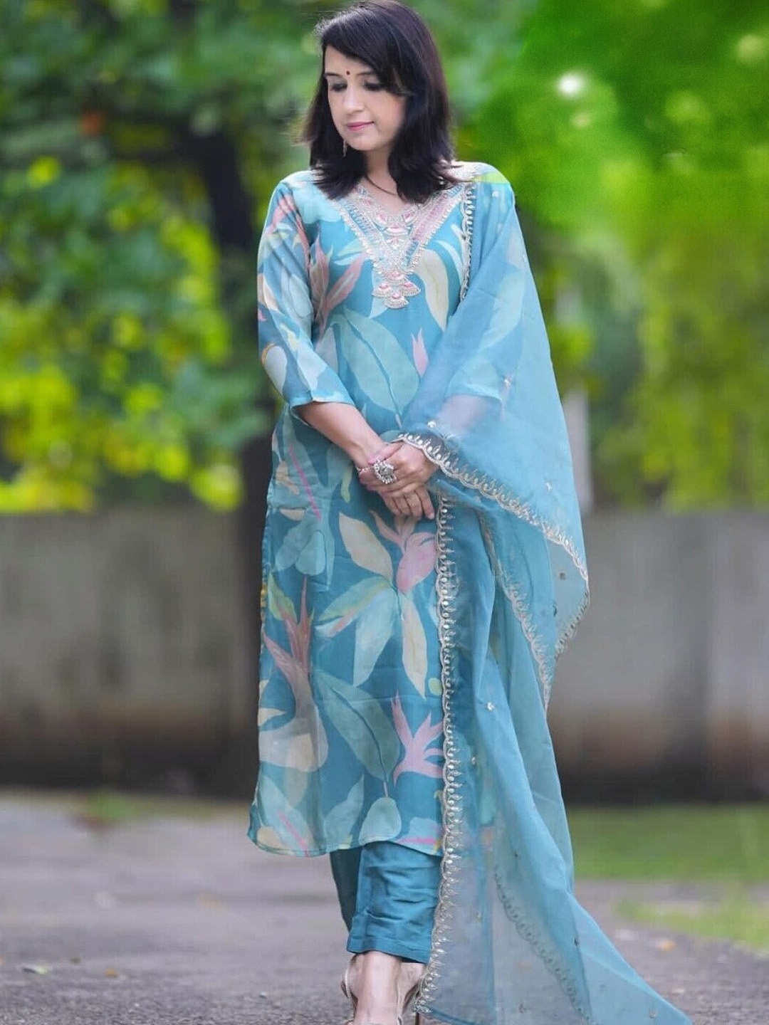 

Navlik Floral Printed Thread Work Kurta With Trousers & Dupatta, Turquoise blue