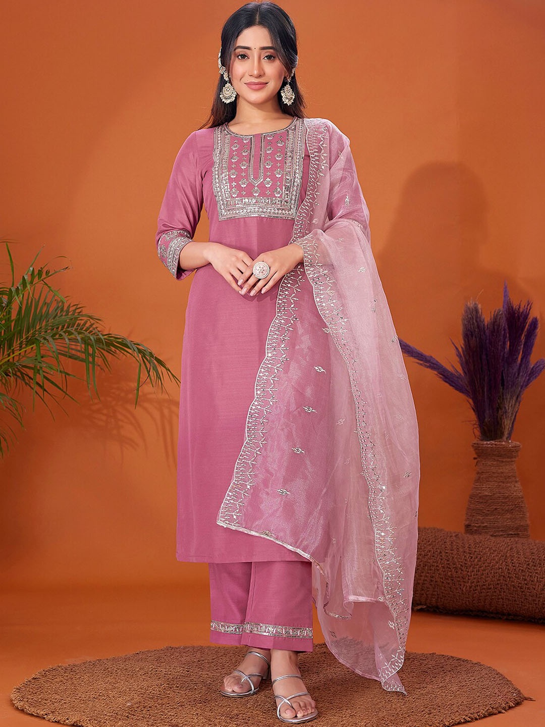 

SKYLEE Ethnic Motifs Embroidered Kurta WithTrousers & Dupatta, Pink