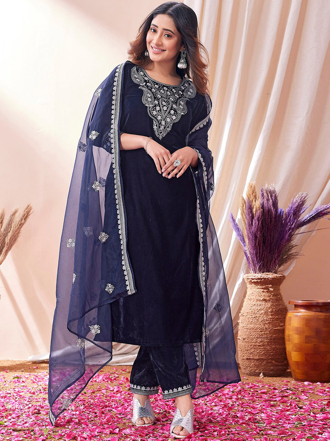 

SKYLEE Ethnic Motifs Embroidered Velvet Kurta With Trousers & Dupatta, Navy blue