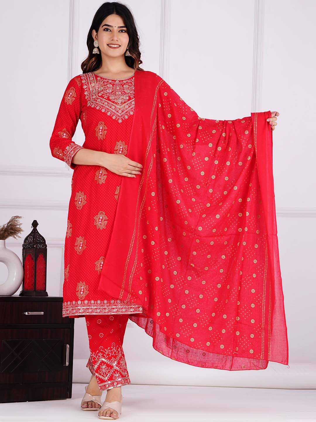 

DHROOV TARA Bandhani Embroidered Regular Kurta With Trousers & Dupatta, Red