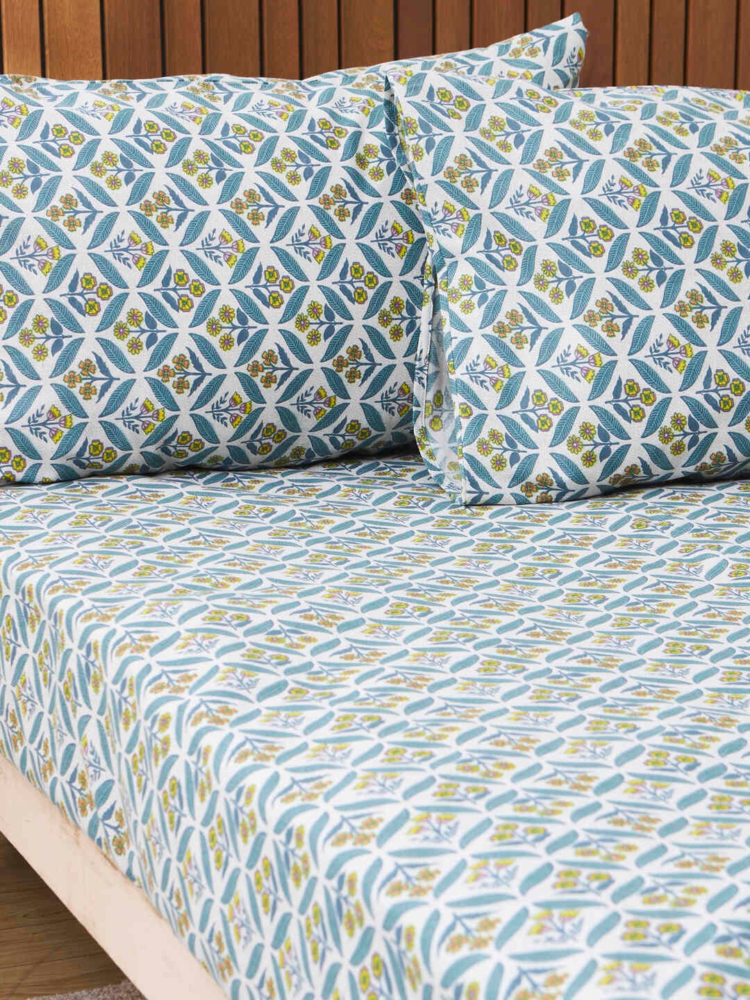 

TEAL BY CHUMBAK Jaipuri White Floral Printed 104 TC Queen Bedsheet With 2 Pillow Covers, Blue