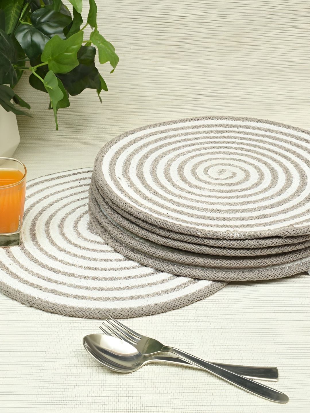 

HOMADORN Grey & White 6 Pieces Cotton Round Reversible Table Placemats