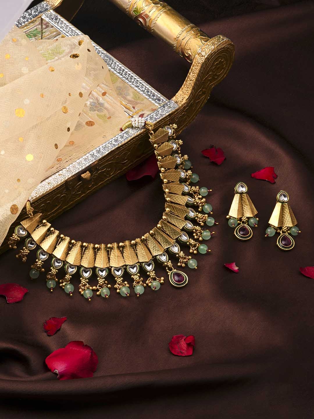 

ASMITTA JEWELLERY Gold-Plated Jadau Kundan-Studded & Pearl-Beaded Jewellery Set
