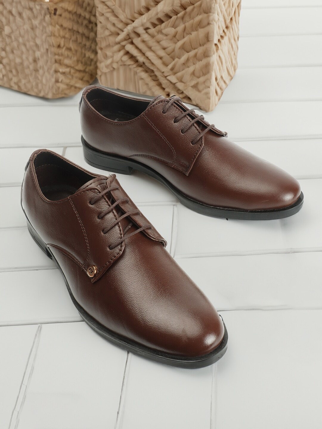 

Carlton London Men Textured Leather Formal Derbys, Brown