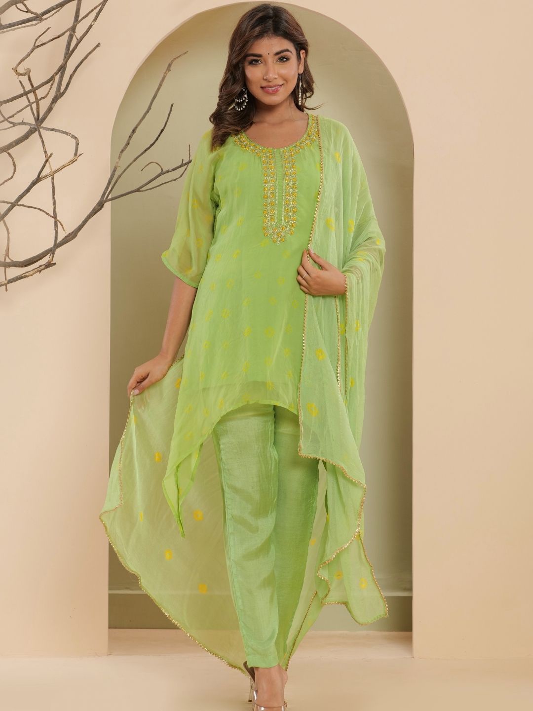 

HOUSE OF JAMOTI Floral Yoke Design Regular Thread Work Kurta with Trousers & Dupatta, Green