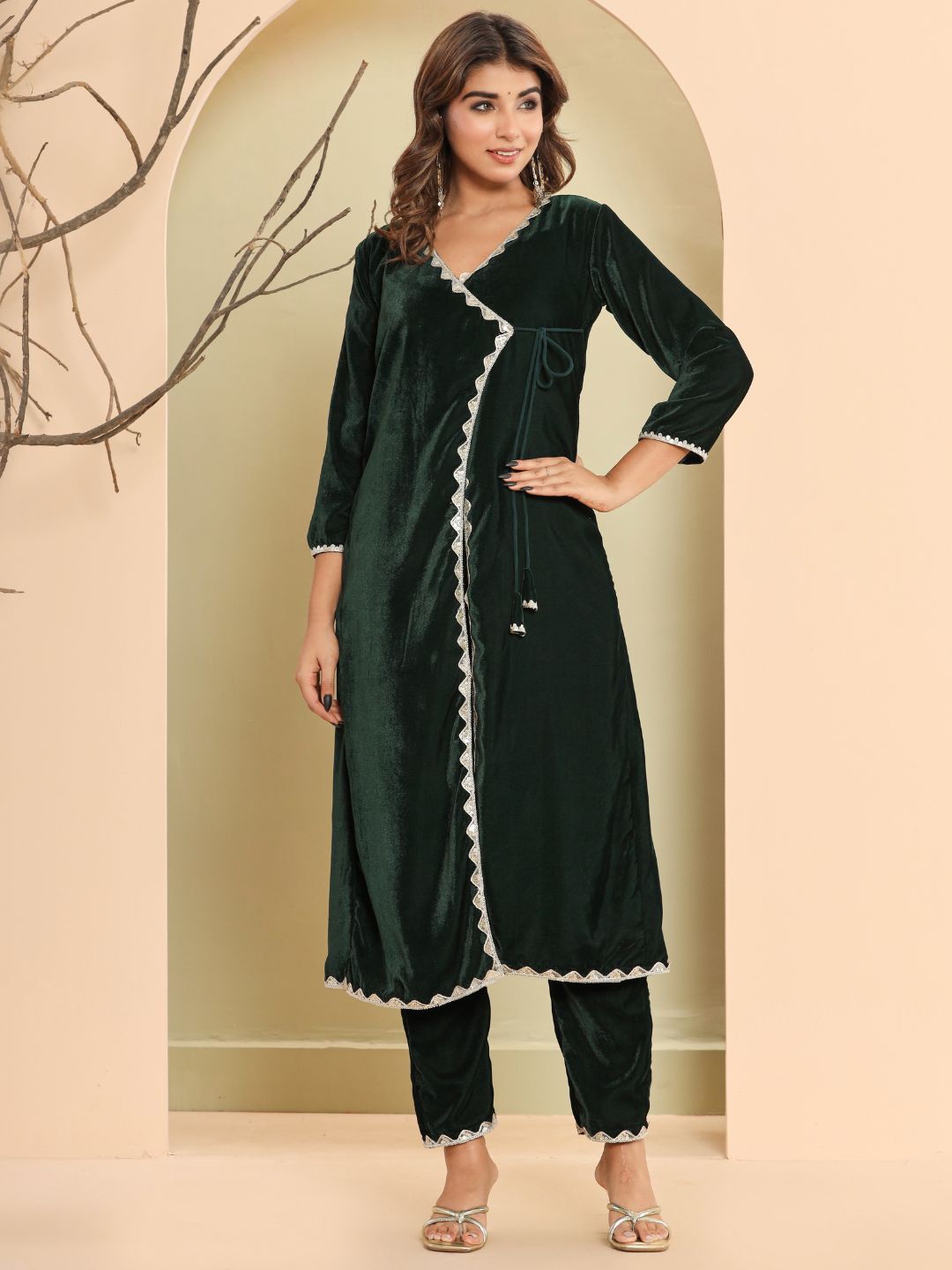 

HOUSE OF JAMOTI V-Neck Angrakha Sequinned Velvet Kurta Wth Trousers, Green