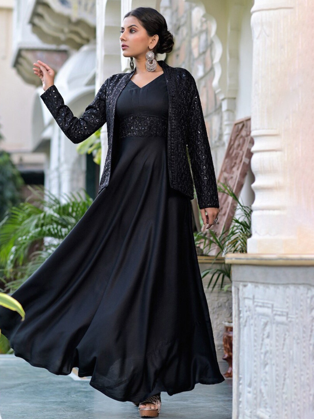 

Hatheli Ethnic Motifs Embroidered Sequinned Maxi Ethnic Dress With Jacket, Black