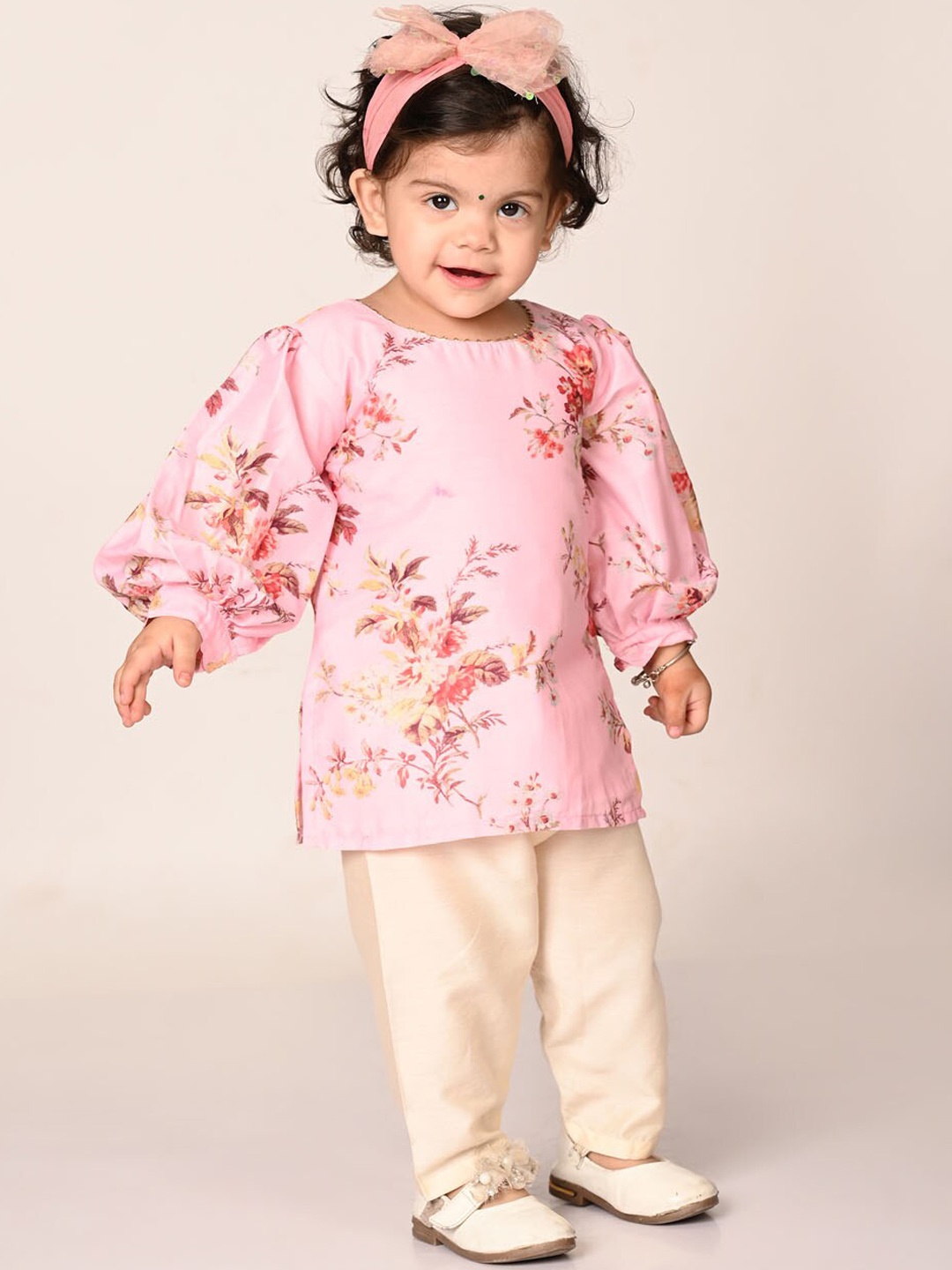 

VASTRAMAY Girls Floral Printed Puffed Sleeves Gotta Patti Kurta With Trousers, Pink