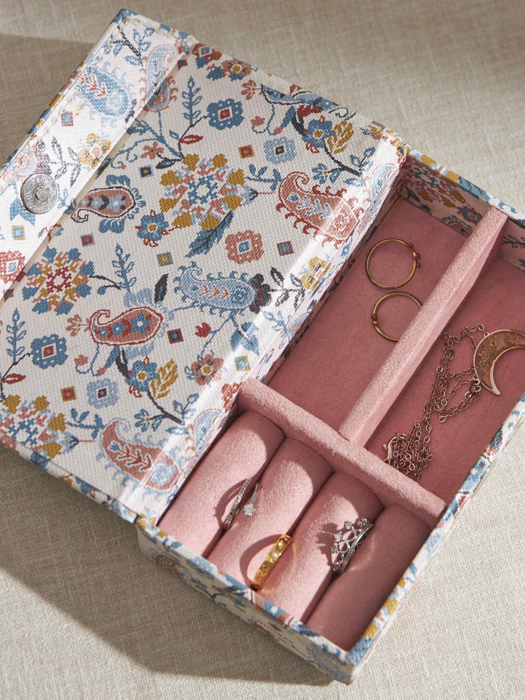 

Chumbak White & Pink Paisley Printed Jewellery Organiser