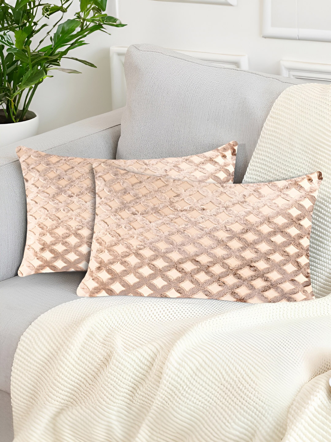 

Tesmare Beige & Brown 2 Pieces Geometric Velvet Rectangle Cushion Covers