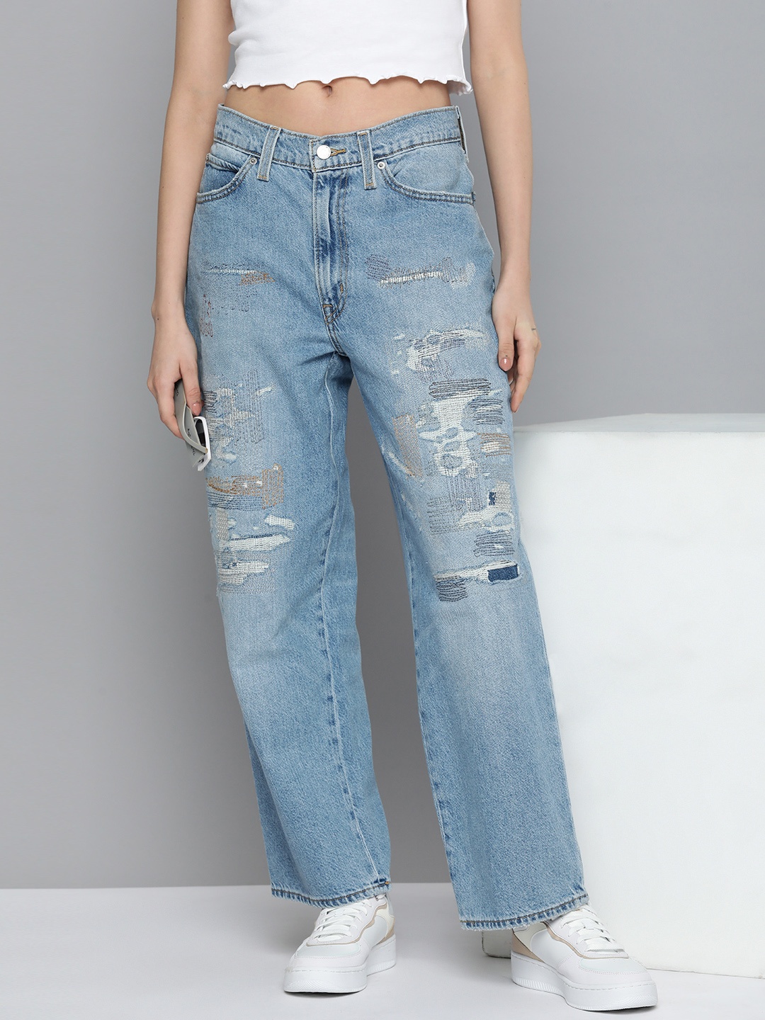 

Levis Women 94 Pure Cotton Baggy Fit Mildly Distressed Light Fade Jeans, Blue
