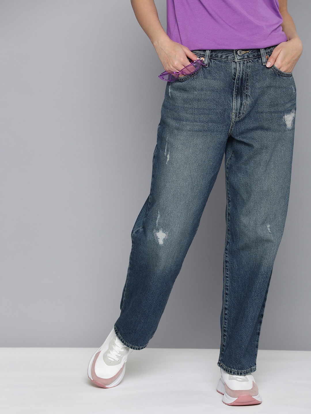 

Levis Women 94 Baggy Fit High-Rise Mildly Distressed Pure Cotton Light Fade Jeans, Blue