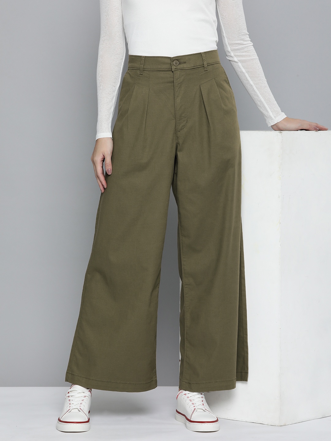 

Levis Women High Rise Loose Fit Easy Wash Pleated Trousers, Olive