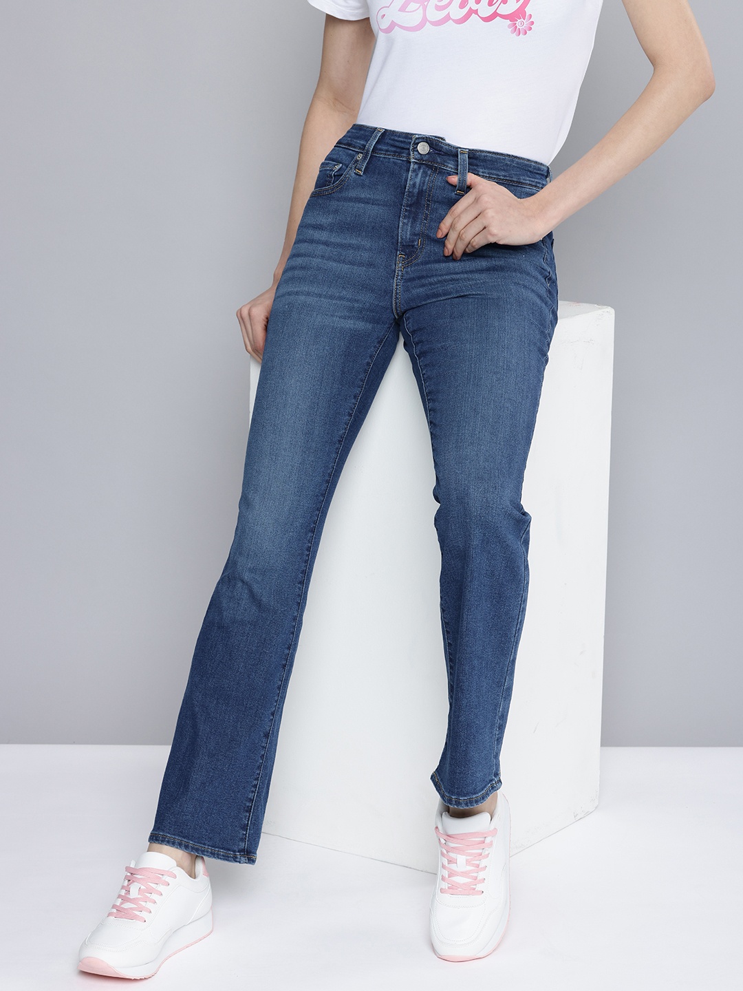 

Levis Women 725 Bootcut High-Rise Heavy Fade Stretchable Jeans, Blue