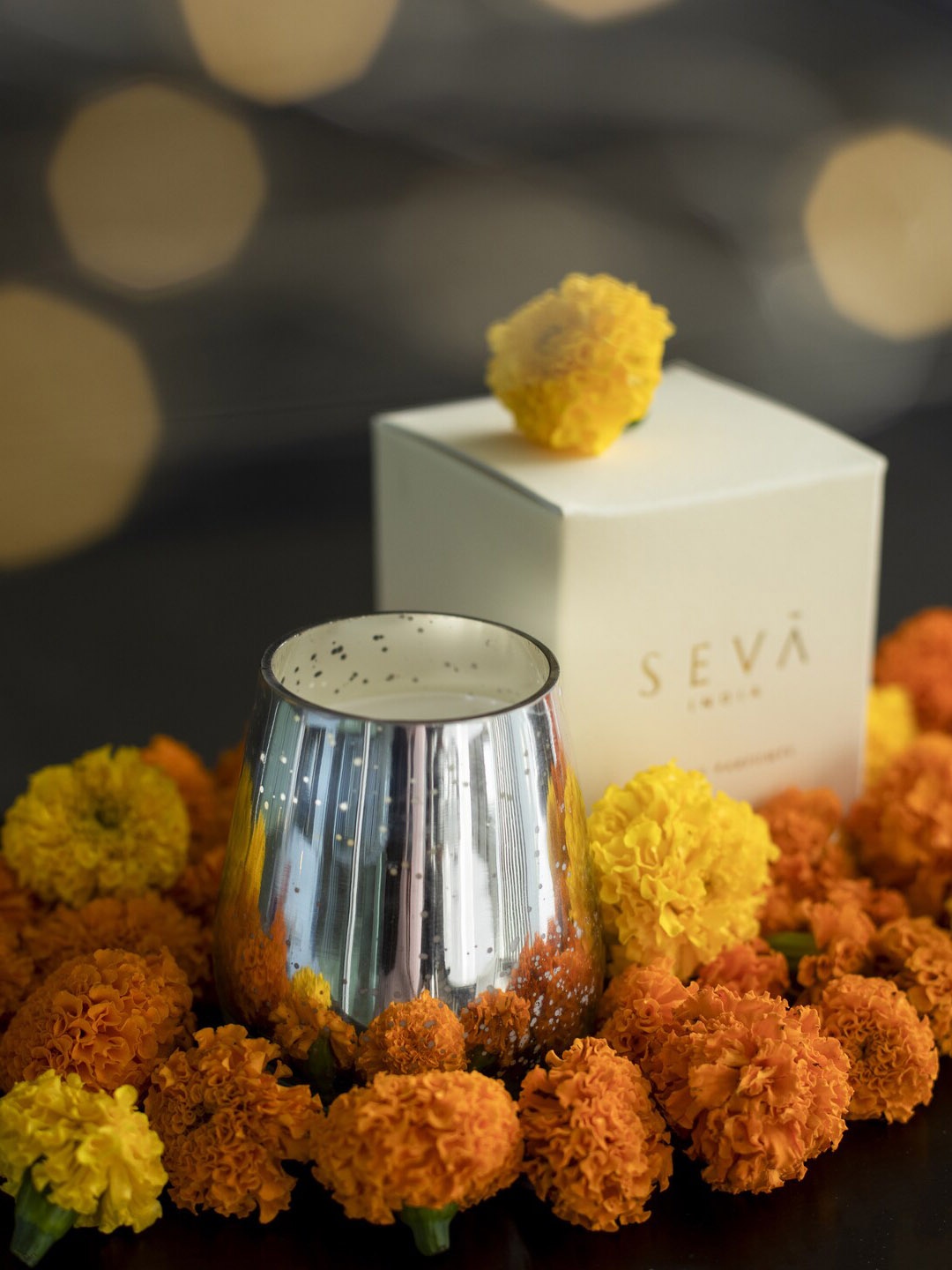 

Seva Home Silver Toned Printed Scented Royal Candle - Blanc