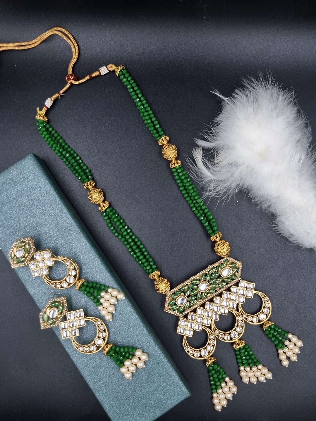 

Anouk Gold-Plated Kundan-Studded & Beaded Jewellery Set