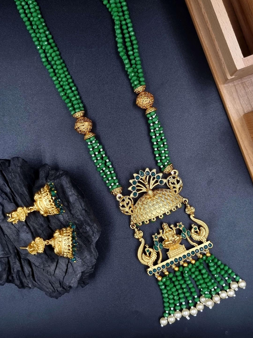 

Anouk Green Gold-Plated Kundan-Studded & Beaded Temple Necklace & Earrings