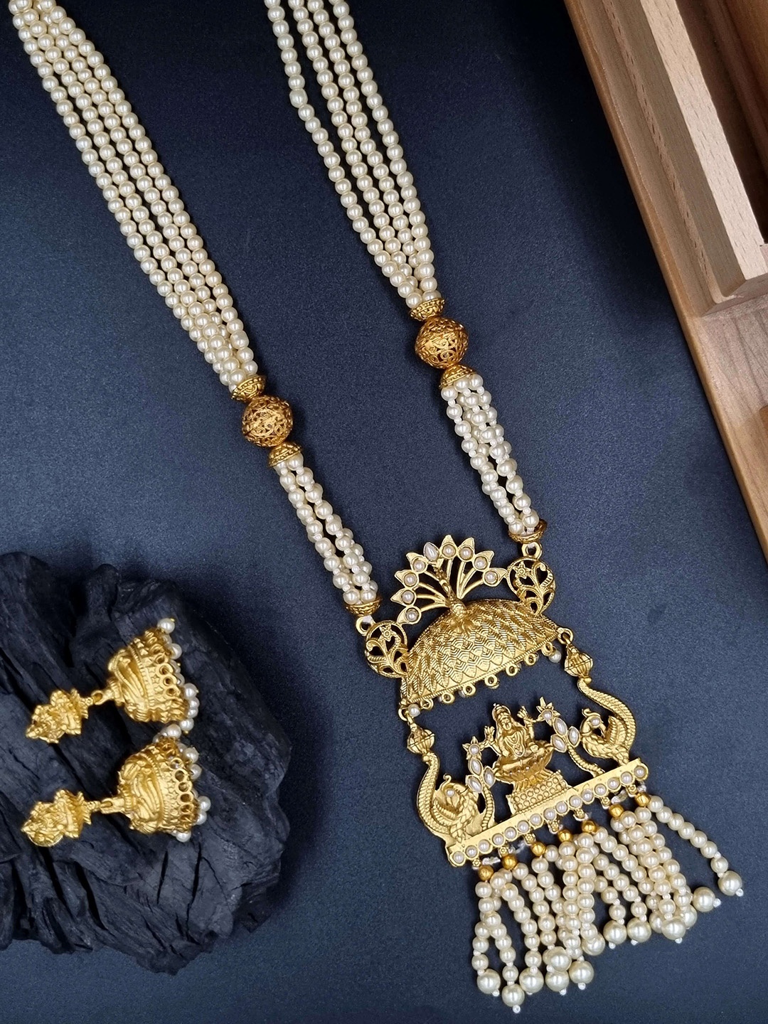 

Anouk White Gold-Plated Kundan-Studded & Beaded Temple Necklace and jhumkas