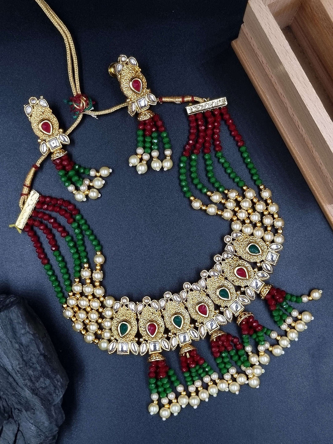 

Anouk Gold-Plated Kundan-Studded & Beaded Jewellery Set