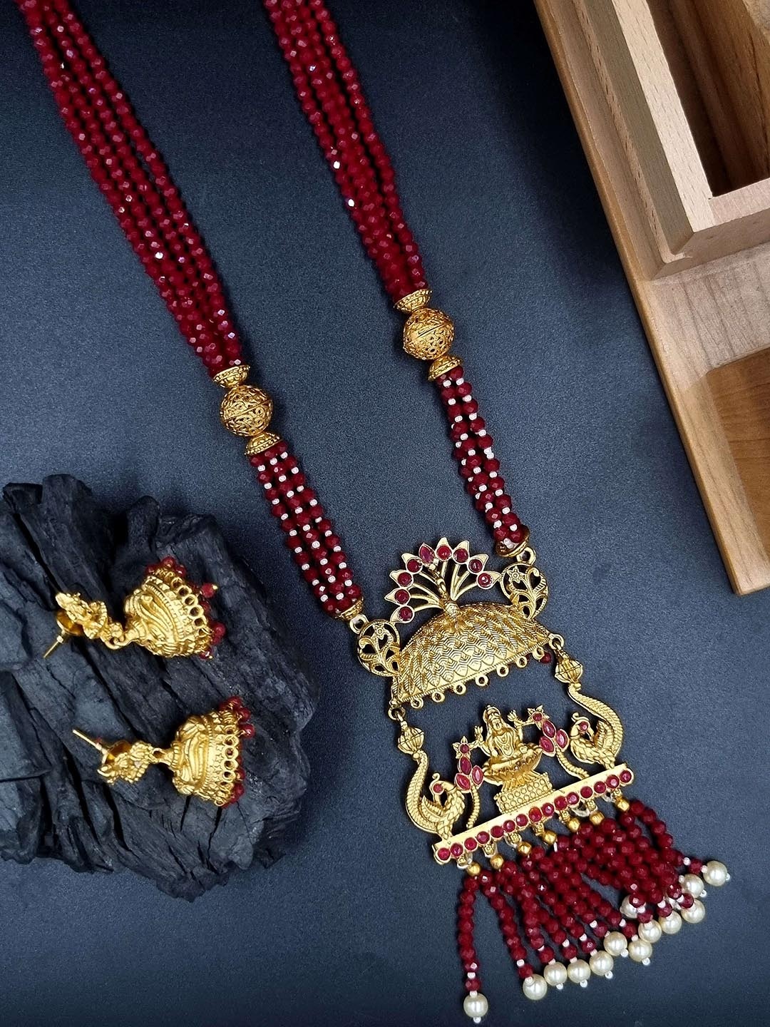 

Anouk Gold Plated Kundan Studded & Beaded Jewellery Set