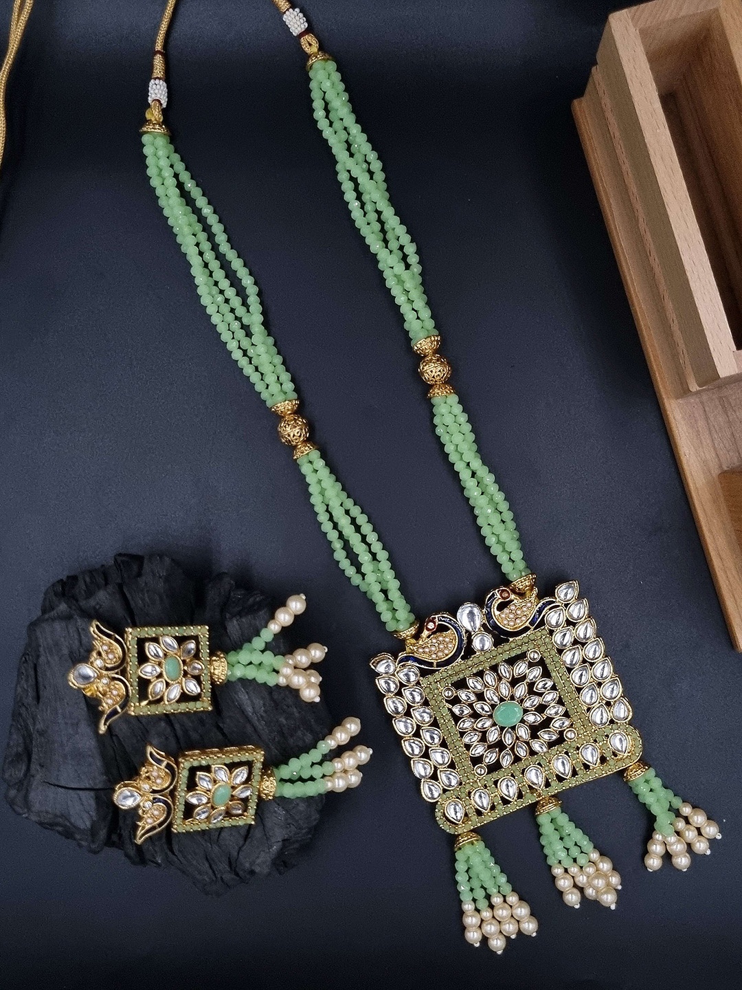 

Anouk Gold-Plated Kundan-Studded & Beaded Jewellery Set